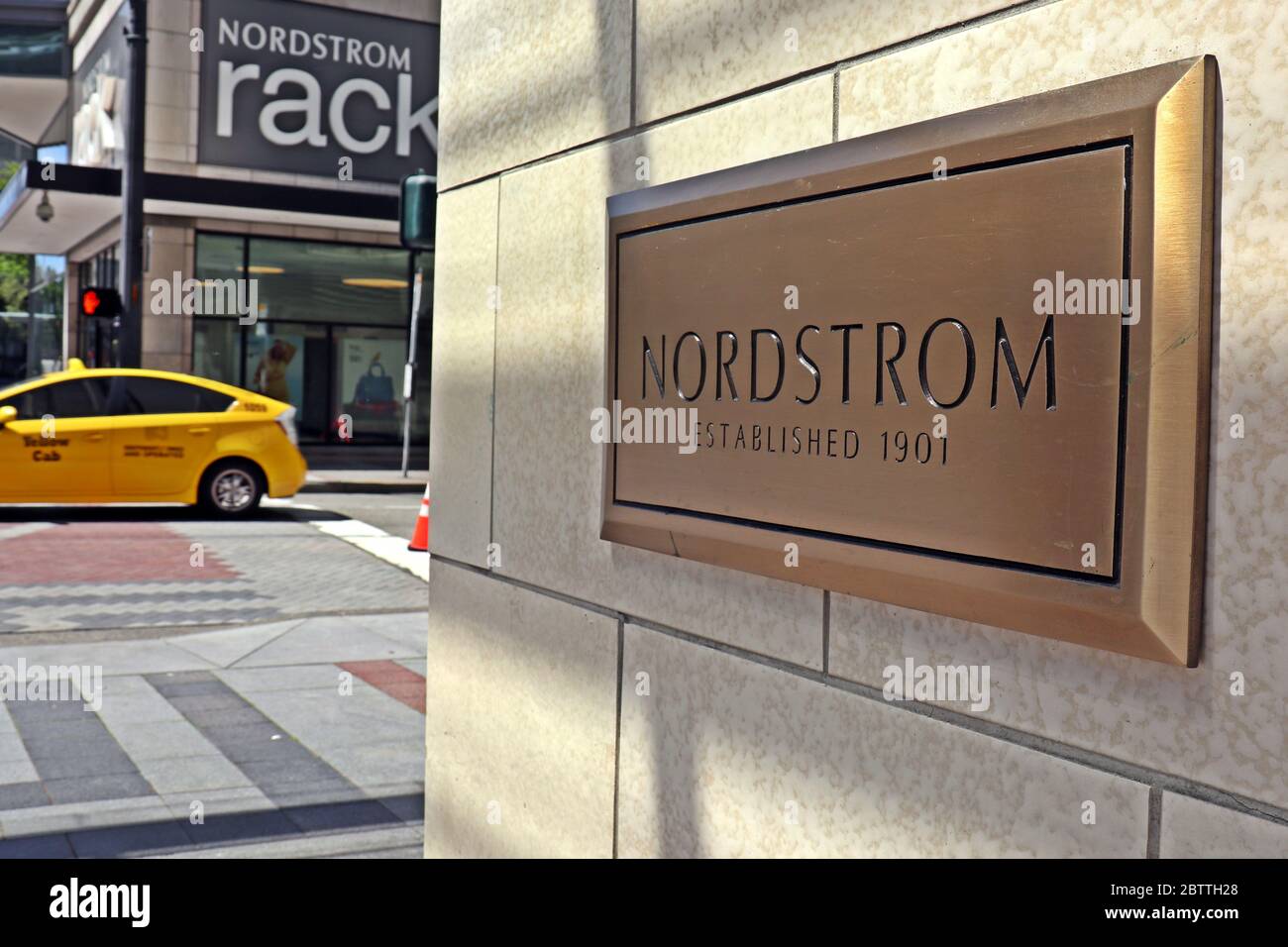 Melden Sie sich im Nordstrom Flagship Store in Seattle an. Nordstrom-Regallage im Hintergrund. Stockfoto