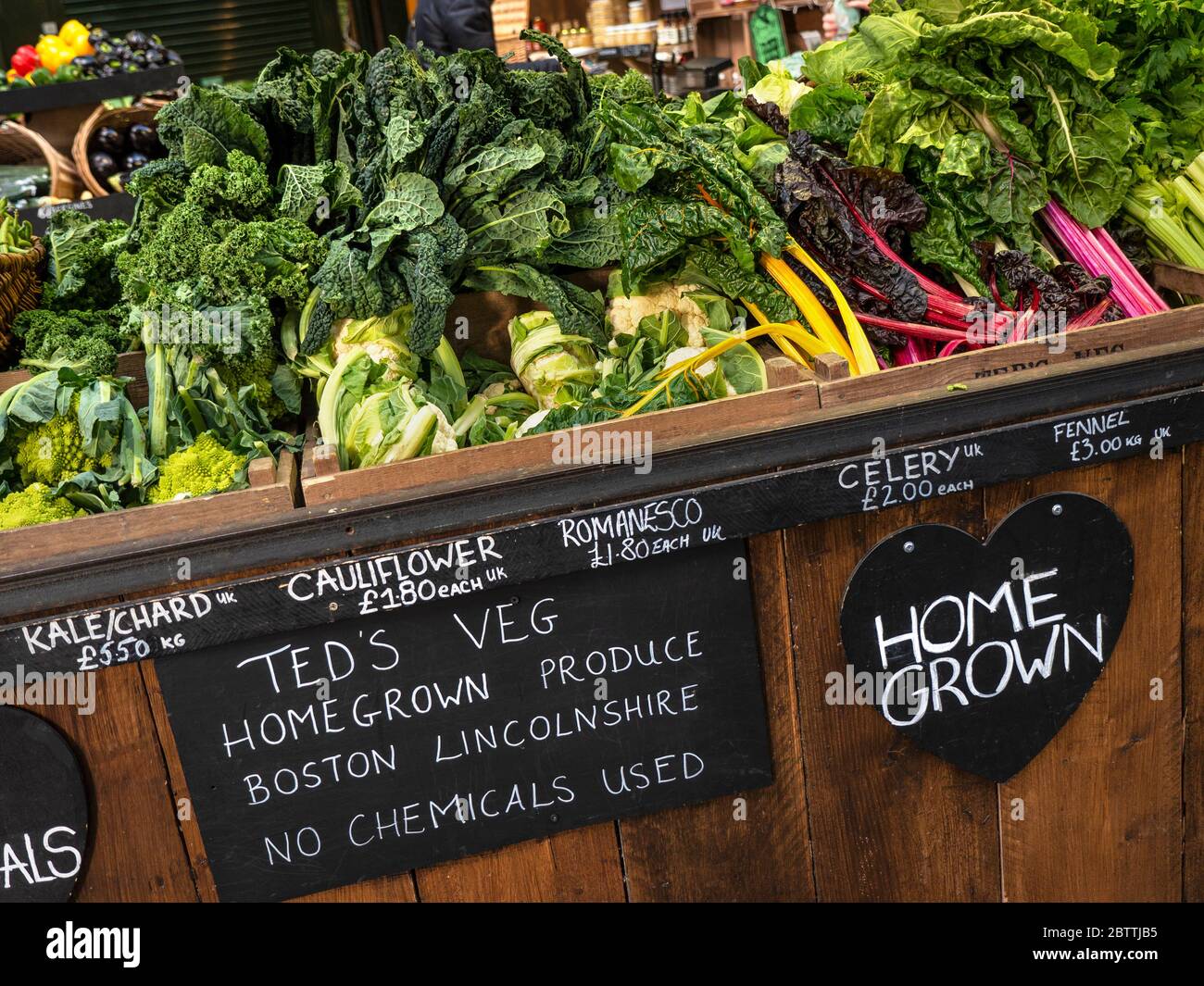 Biodynamische TEDS-Veg-Stall Blumenkohl Kale Chard Britische selbst gewachsene landwirtschaftliche Produkte werden auf dem Borough Market Southwark London UK „Keine Chemikalien verwendet“ ausgestellt Stockfoto