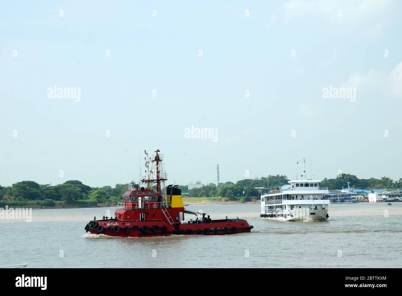 Eine Passagierfähre, die nach einer Fahrt über den Yangon-Fluss, Yangon, Myanmar, Asien am Pansodan-Fährterminal von Dala ankommt. Stockfoto