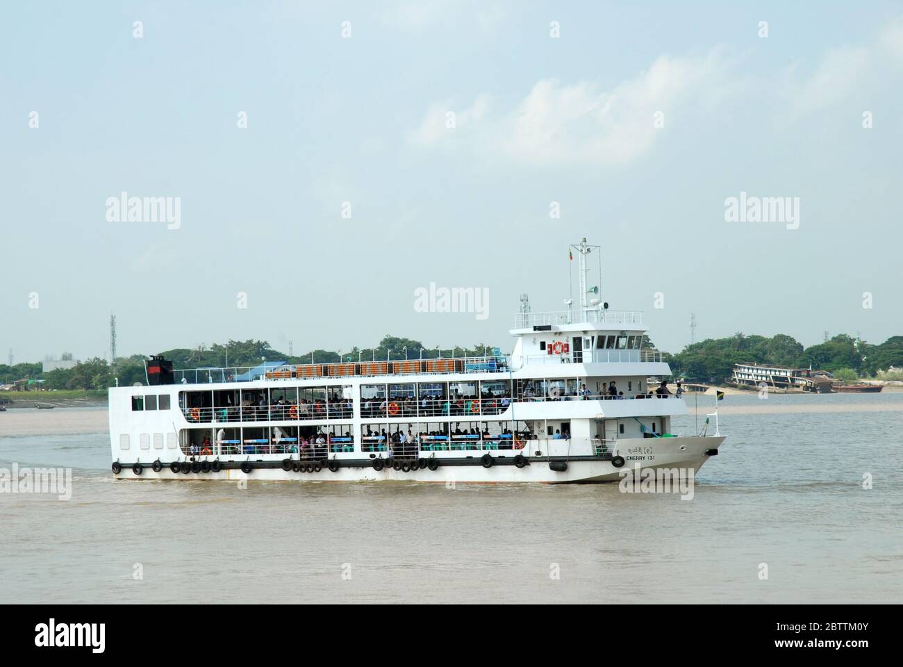 Eine Passagierfähre, die nach einer Fahrt über den Yangon-Fluss, Yangon, Myanmar, Asien am Pansodan-Fährterminal von Dala ankommt. Stockfoto
