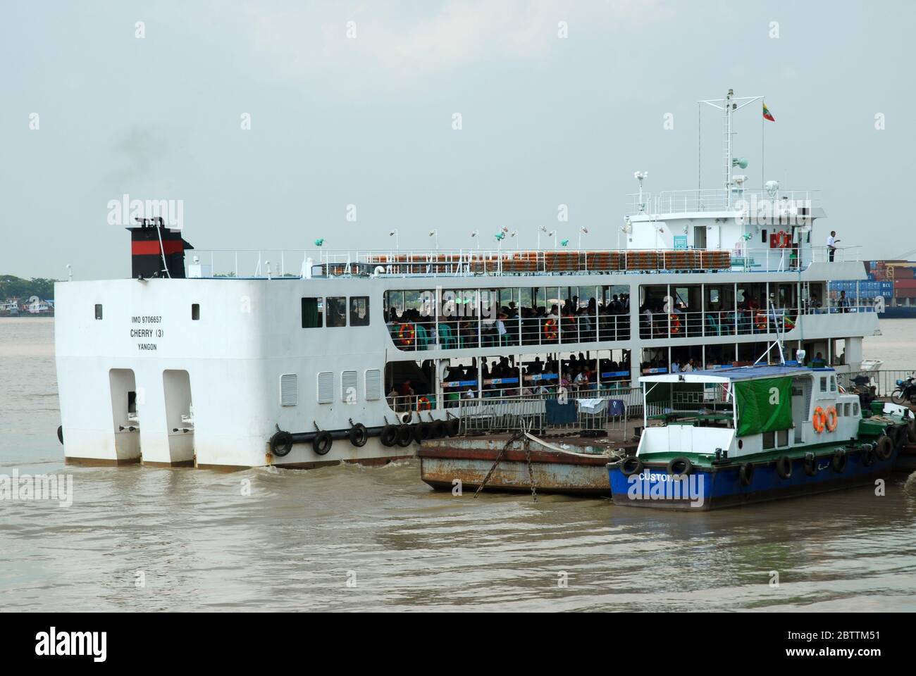 Eine Passagierfähre, die nach einer Fahrt über den Yangon-Fluss, Yangon, Myanmar, Asien am Pansodan-Fährterminal von Dala ankommt. Stockfoto