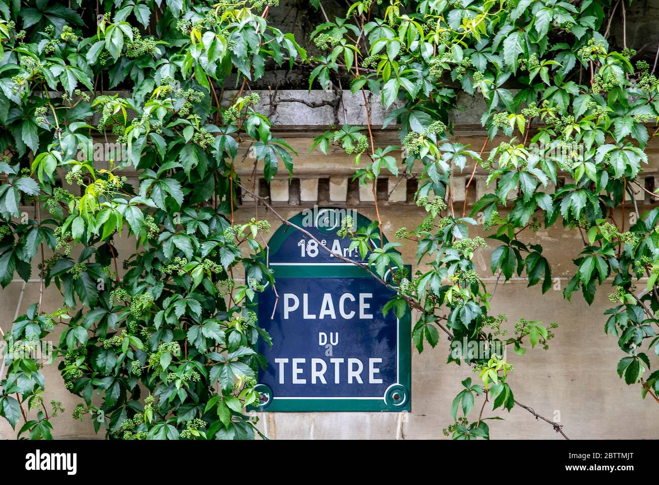 Paris, Frankreich - 12. Mai 2020: Straßenschild Place du Tertre, ein Platz, der für seine Maler und Zeichner in Montmartre in Paris berühmt ist Stockfoto