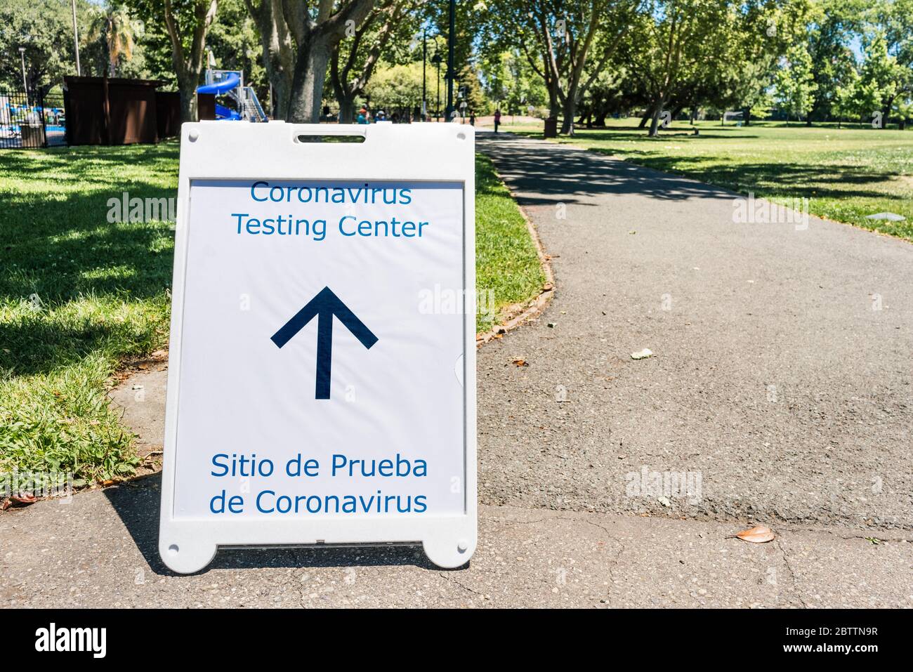 Guiding Zeichen in Englisch und Spanisch für eine Gemeinschaft Coronavirus Testing Center mit kostenlosen Tests, in Santa Clara County, South San Stockfoto