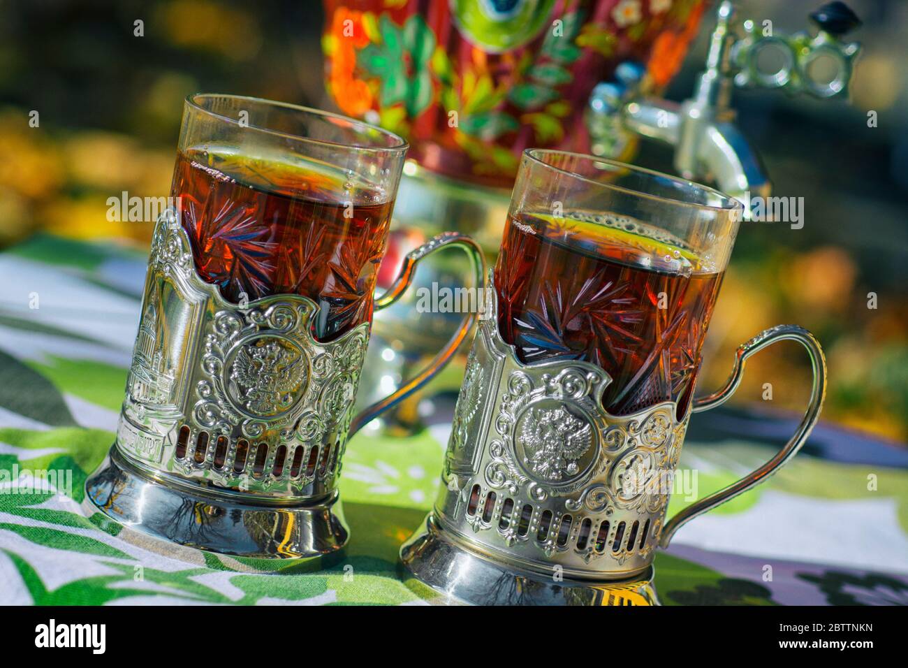 Glas Tee Halter mit Tee in Gläsern und russische Samowar Stockfoto
