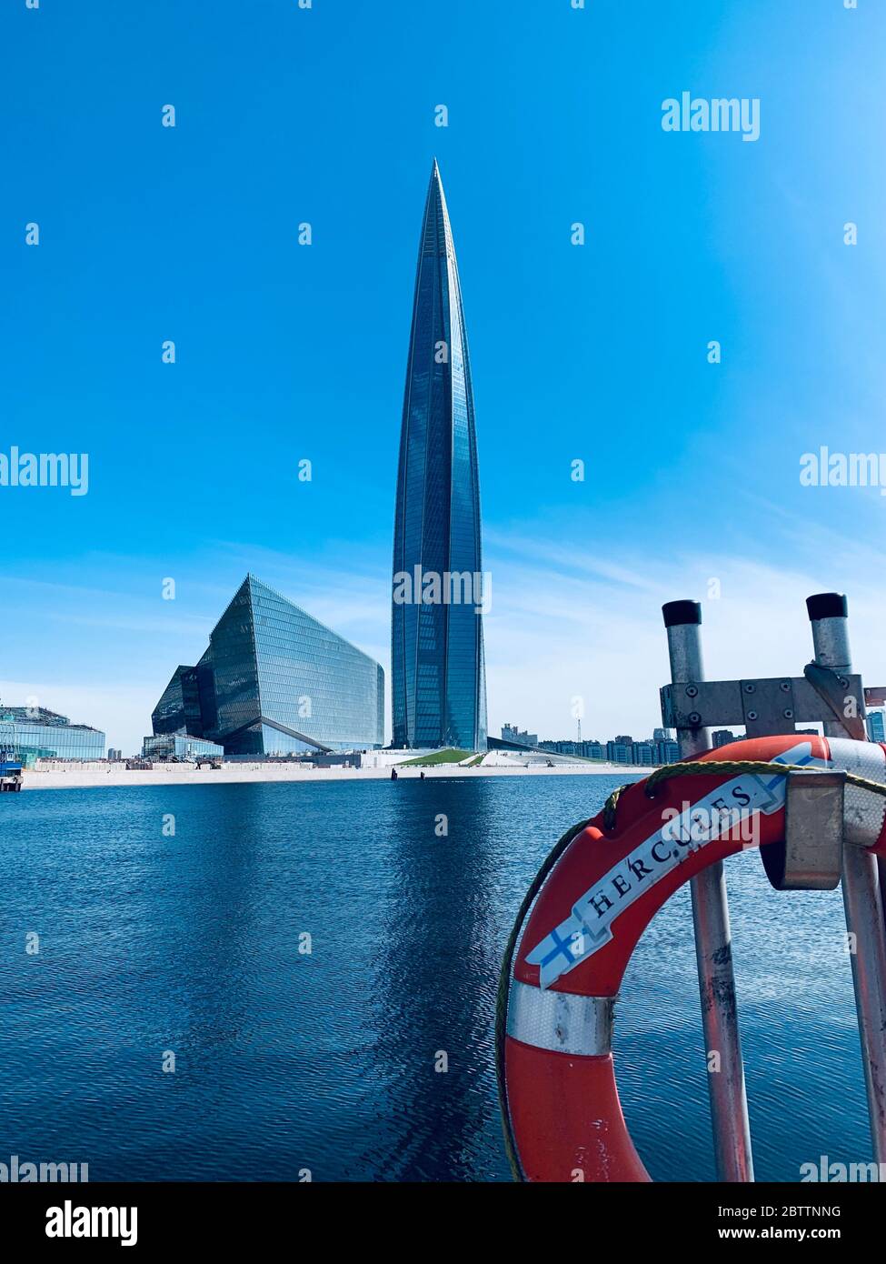 Russland, St.Petersburg, 26 Mai 2020: Der Wolkenkratzer Lakhta Zentrum durch eine Rettungsring bei Tag, Es ist der höchste Wolkenkratzer in Europa, Fertigstellung Stockfoto