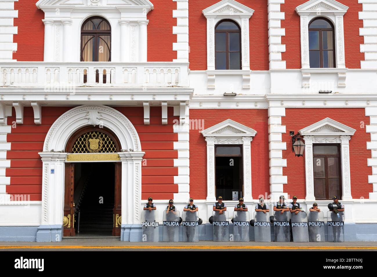 Polizei vor dem Rathaus, Plaza de Armas, Trujillo, Peru, Südamerika Stockfoto