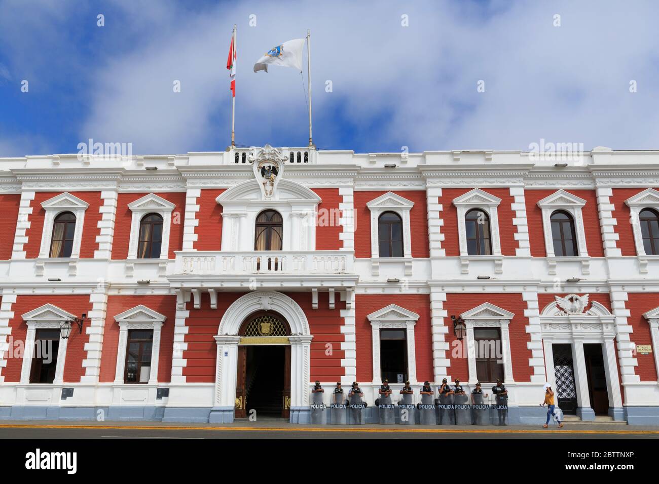 Polizei vor dem Rathaus, Plaza de Armas, Trujillo, Peru, Südamerika Stockfoto