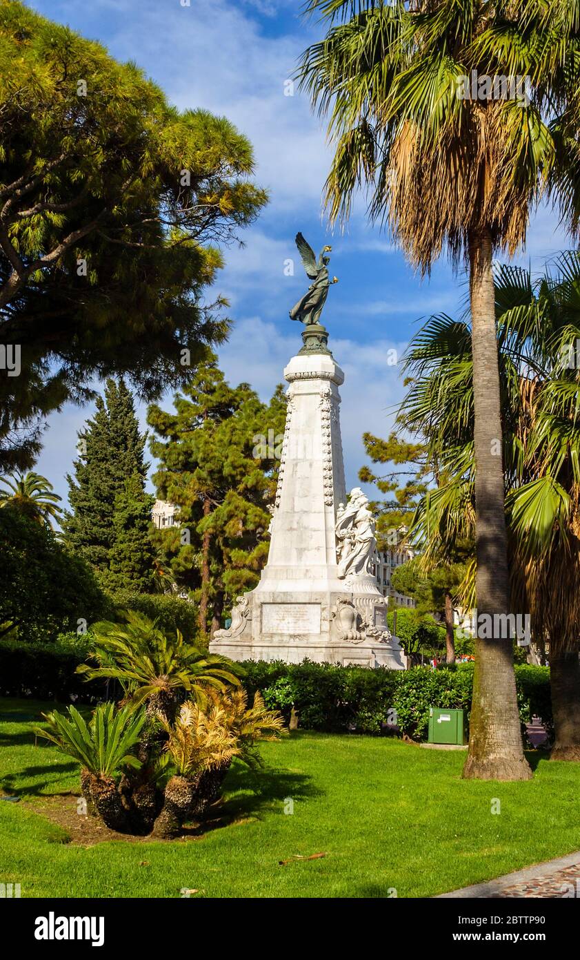 Engelsstatue La Ville de Nice, das Monument du Centenaire (Centenary Monument) in Nizza, Mittelmeerküste, Südfrankreich Stockfoto