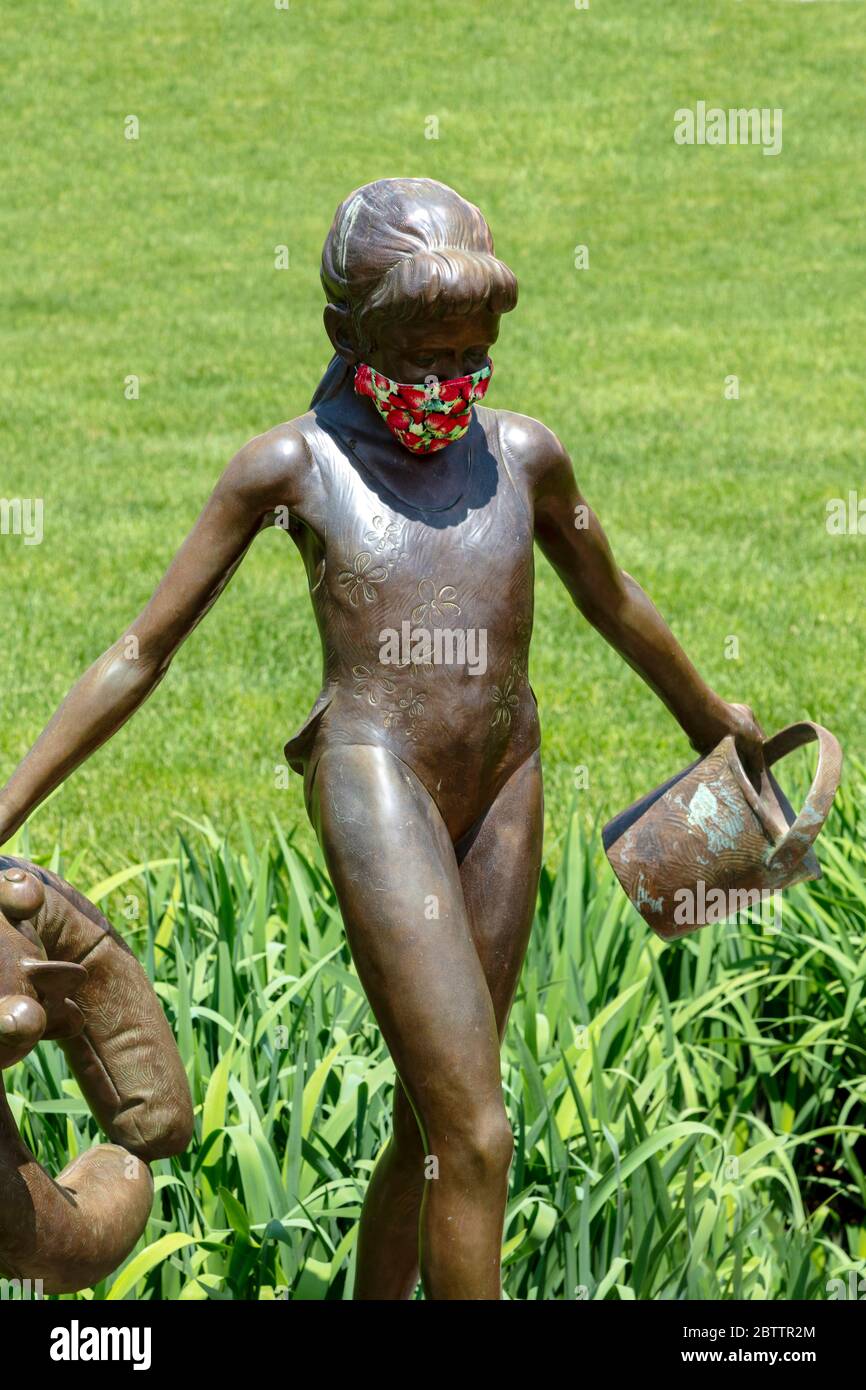 Masken auf Statuen, Covid-19 Ära, von James D Coppinger/Dembinsky Photo Assoc Stockfoto