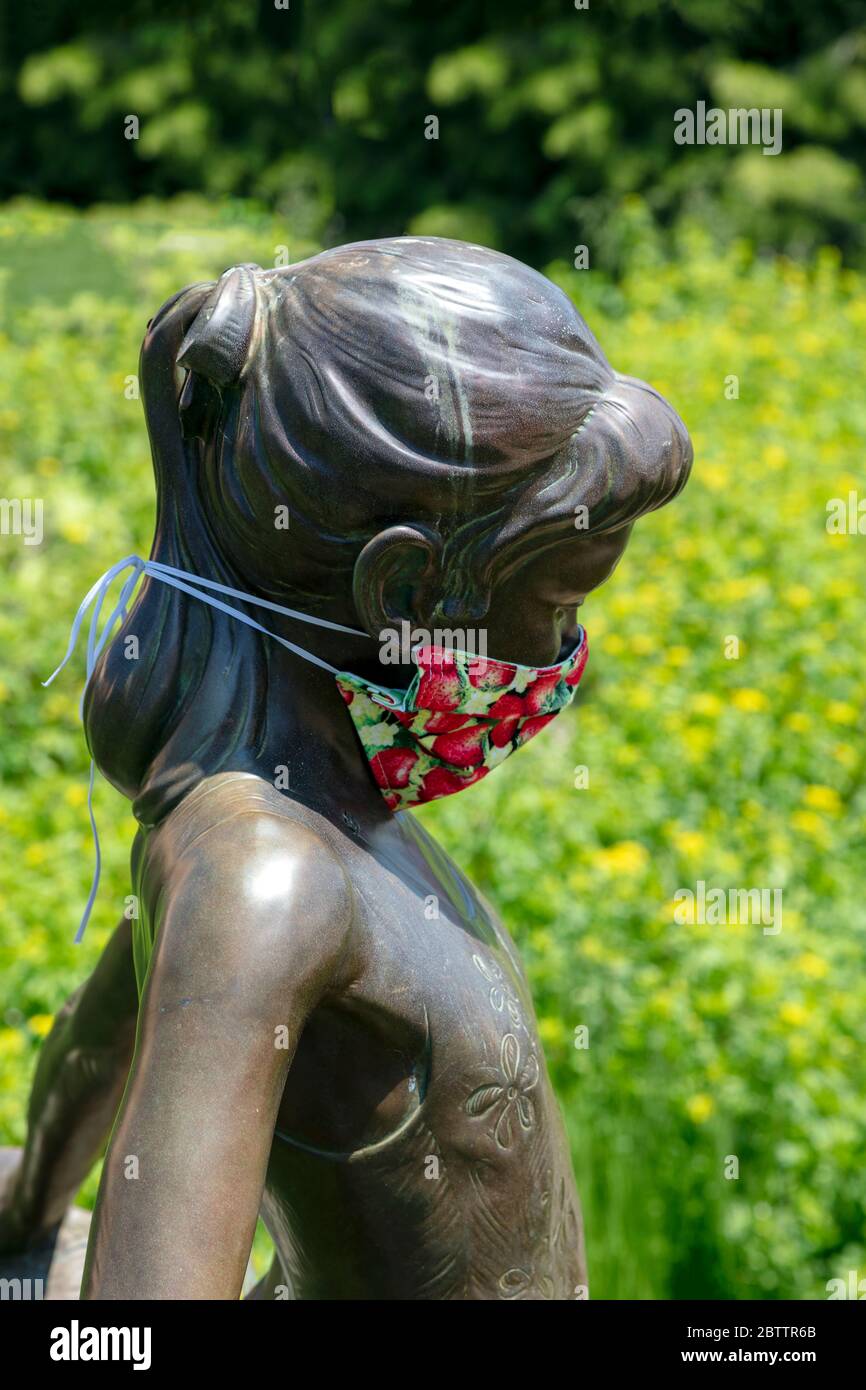 Masken auf Statue eines kleinen Mädchens mit Badeanzug, Covid-19 Ära, von James D Coppinger/Dembinsky Photo Assoc Stockfoto