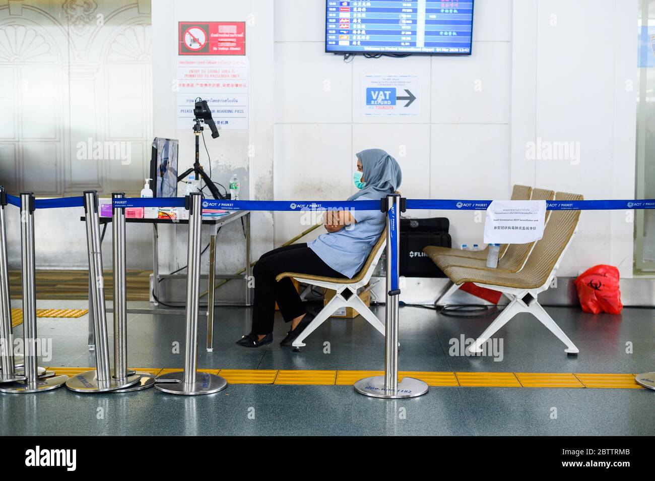 Phuket, Thailand - März 04 2020. Papier mit Ankündigung der Temperaturregelzone, Monitor der Wärmebildkamera, um Personen zu überprüfen, die ein betreten Stockfoto