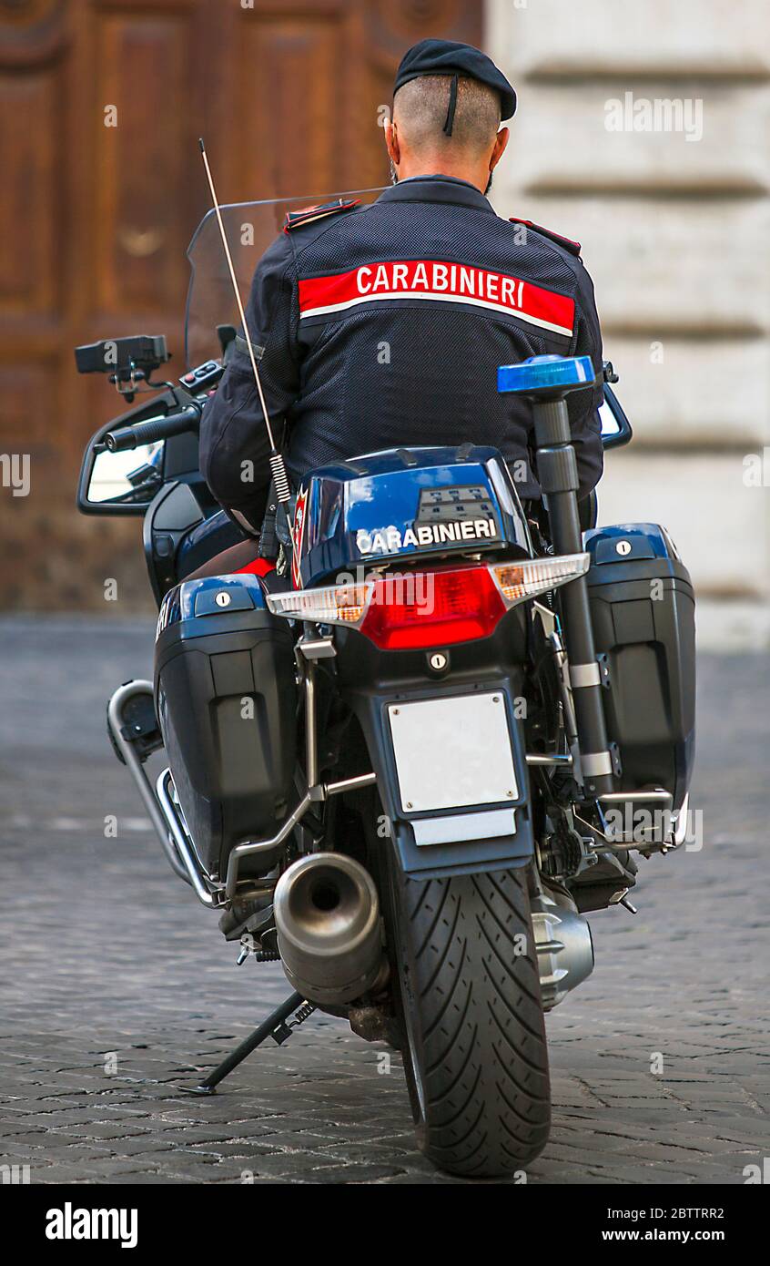 Carabinieri auf dem Motorrad an der Spanischen Treppe in Rom Latium Italien Stockfoto