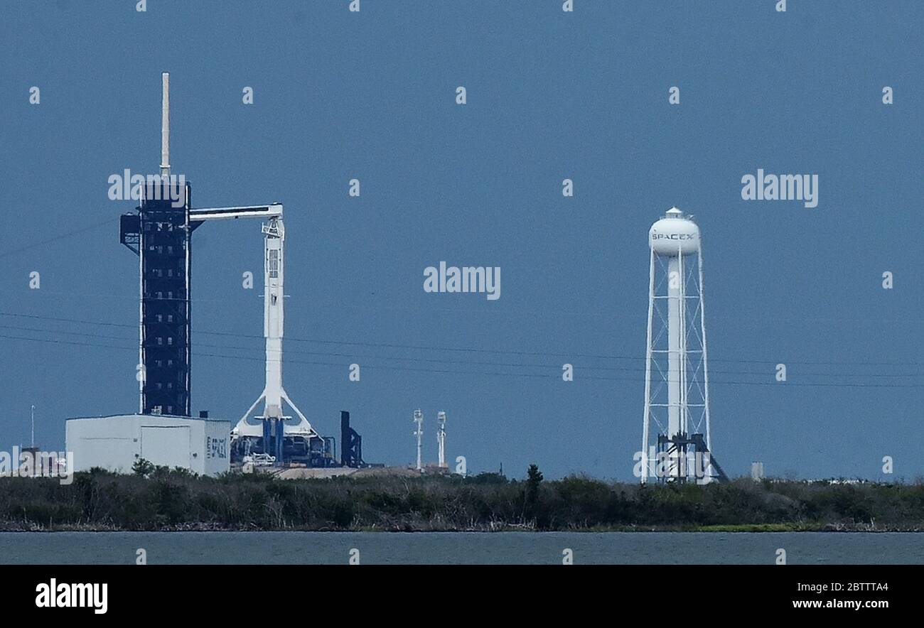 27. Mai 2020 - Cape Canaveral, Florida, USA - EINE SpaceX Falcon 9 Rakete mit dem Crew Dragon Raumschiff wird am 27. Mai 2020 auf Pad 39A im Kennedy Space Center in Cape Canaveral, Florida, gesehen. Der historisch geplante Start der NASA-Astronauten Doug Hurley und Bob Behnken zur Internationalen Raumstation, der ersten bemannten Mission aus amerikanischem Boden seit 2011, wurde wetterbedingt verzögert und auf Mai 30 verschoben. (Paul Hennessy/Alamy) Stockfoto