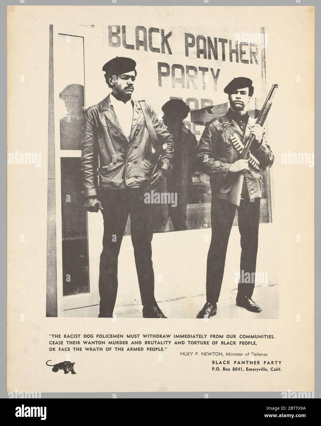 Schwarz-weißes Poster von Huey Newton und Bobby Seale. Ein gerahmtes schwarz-weißes Poster von Huey Newton und Bobby Seale vor dem Hauptquartier der Black Panther Party in Oakland, Kalifornien. Beide Männer tragen Berets und Lederjacken und sind mit Sturmgewehren bewaffnet. Stockfoto