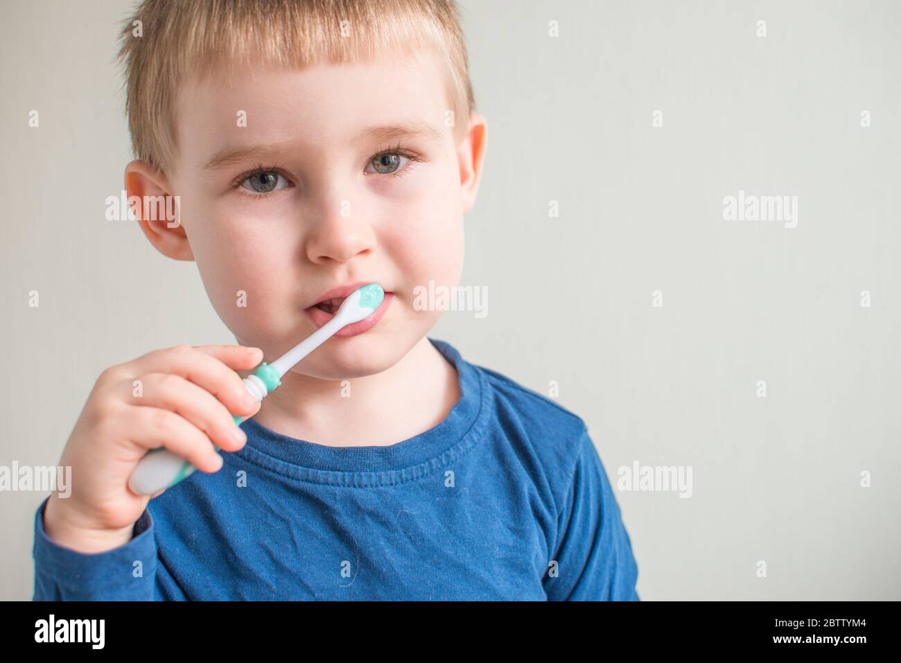 Porträt des kleinen Jungen Zähneputzen auf hellem Hintergrund. Zahnhygiene. Platz für Text kopieren Stockfoto