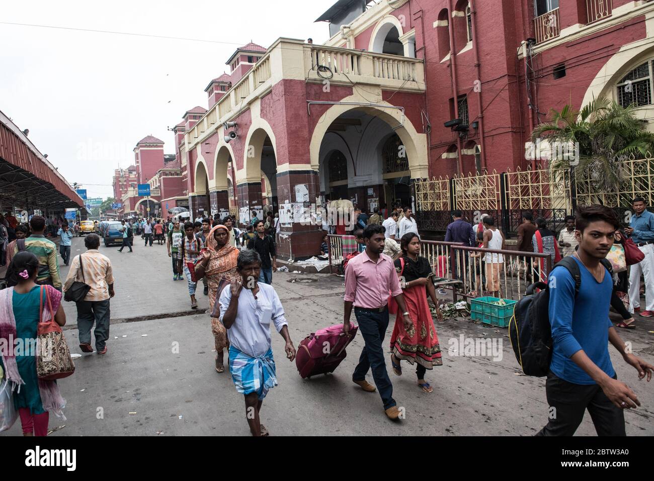 Howrah Junction Bahnhof, voll und voll mit Pendlern. Indian Railways. Bahnreisen. Howrah, Kalkutta, Indien Stockfoto
