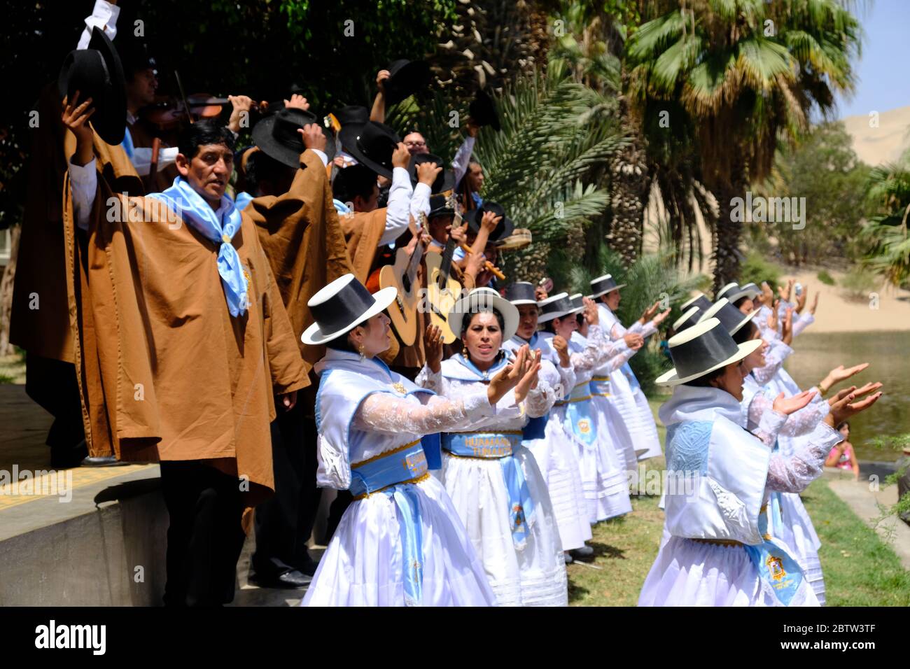 Peru Huacachina - Vendimia Festival Volksmusik-Gruppe spielt in der Oase Stockfoto