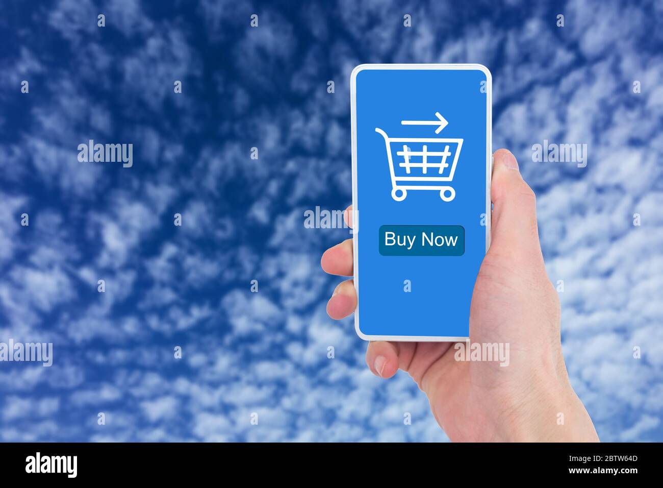 Unter dem blauen Himmel, Nahaufnahme einer Männerhand, die ein Mobiltelefon zum Online-Shopping hält. Stockfoto