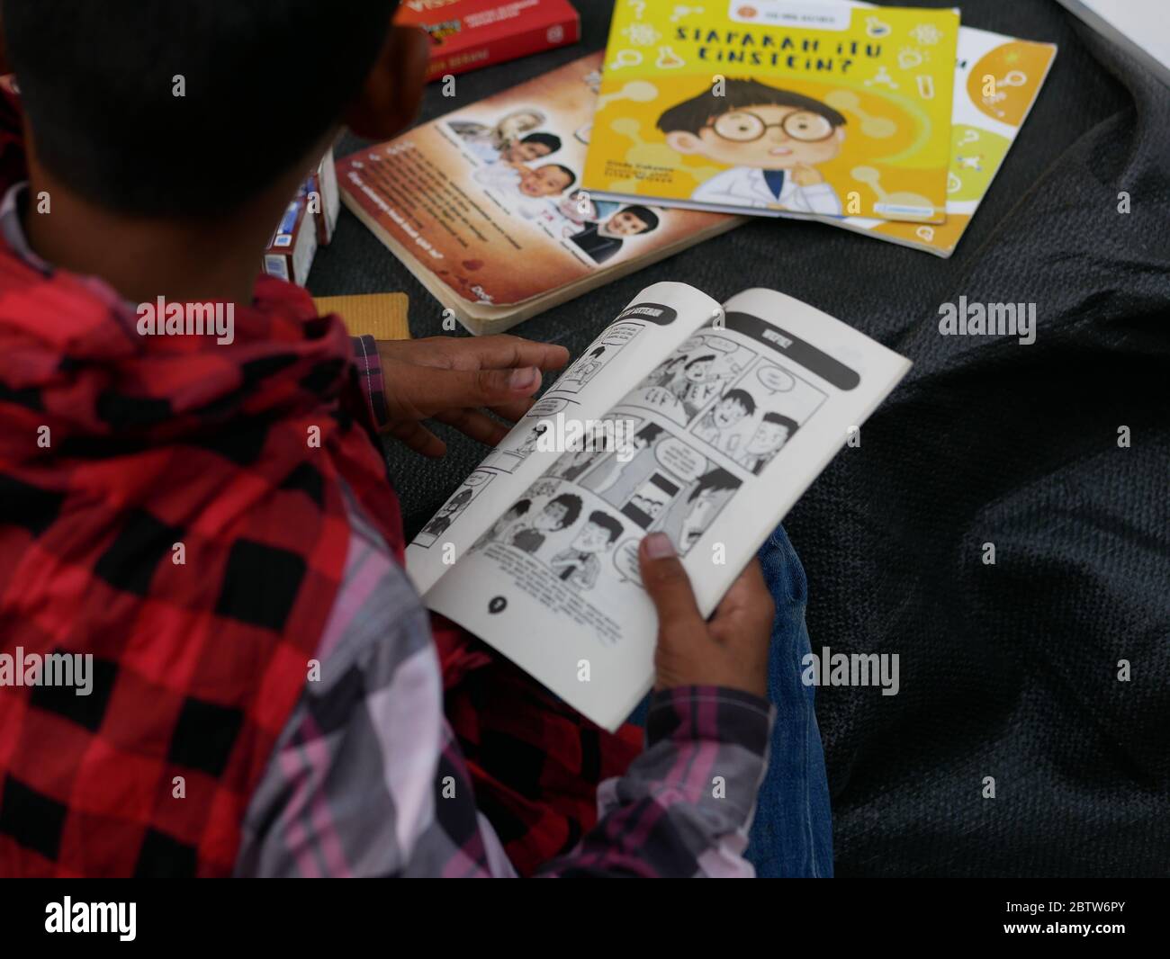 27. Januar 2020 - Tarakan, Indonesien: Feuern Sie Flüchtlingskinder an, die am Nachmittag des 27. Januar 2020 in Tarakan, Indonesien, Bücher lesen lernen. Stockfoto