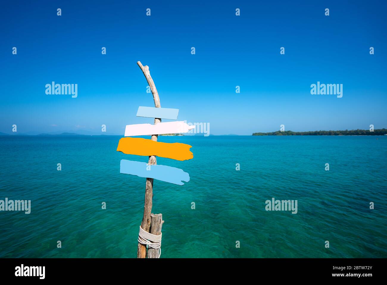 Bunte Vintage Holzschilder am Strand. Meer und blauer Himmel Hintergrund. Landschaft und Reisen, oder Natur und Sightseeing im Sommer Konzept Stockfoto