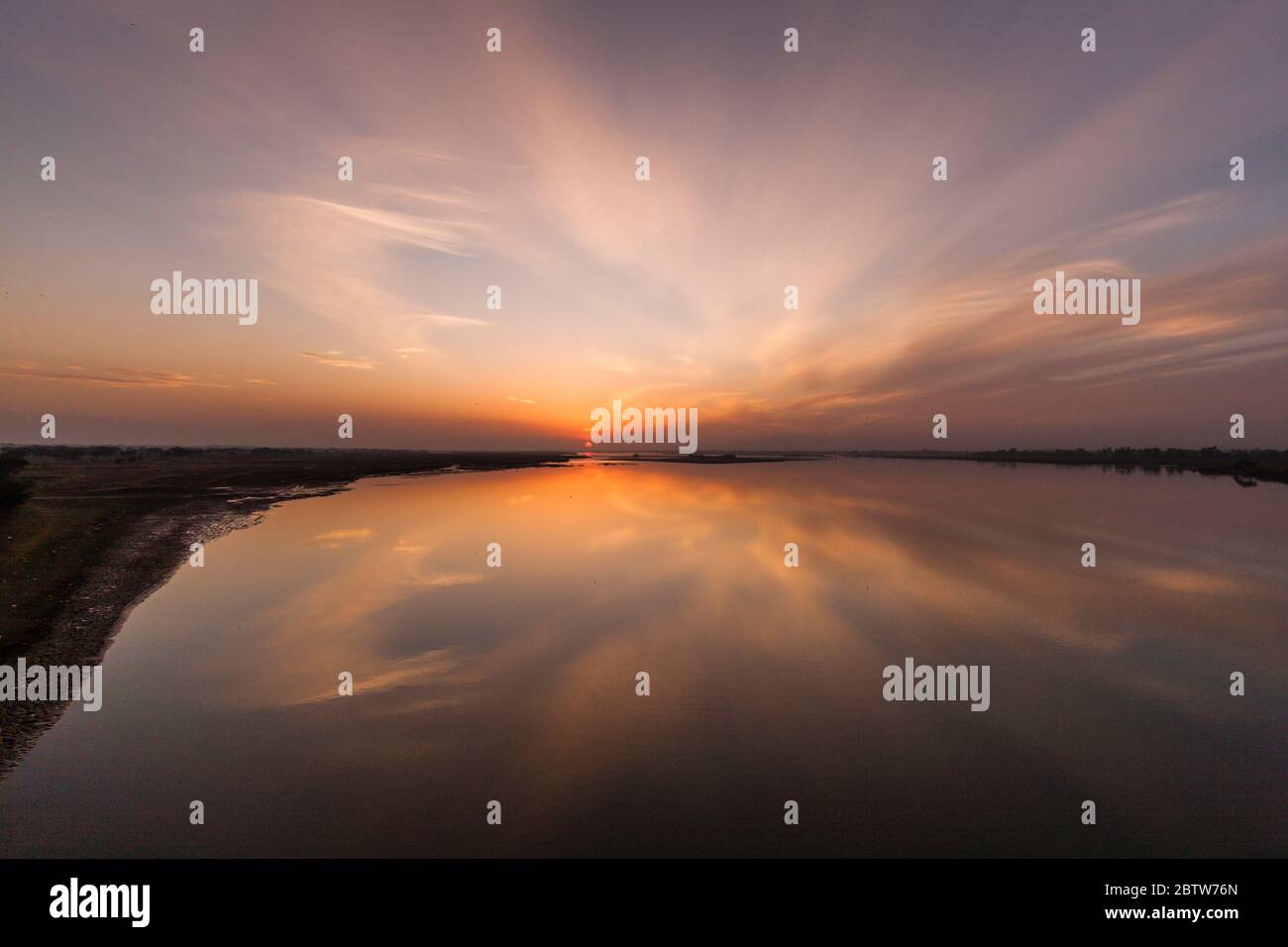 Sonnenuntergang von Jhelum Fluss, alten Hydaspes Fluss, Jhelum Stadt, Jhelum Bezirk, Punjab Provinz, Pakistan, Südasien, Asien Stockfoto