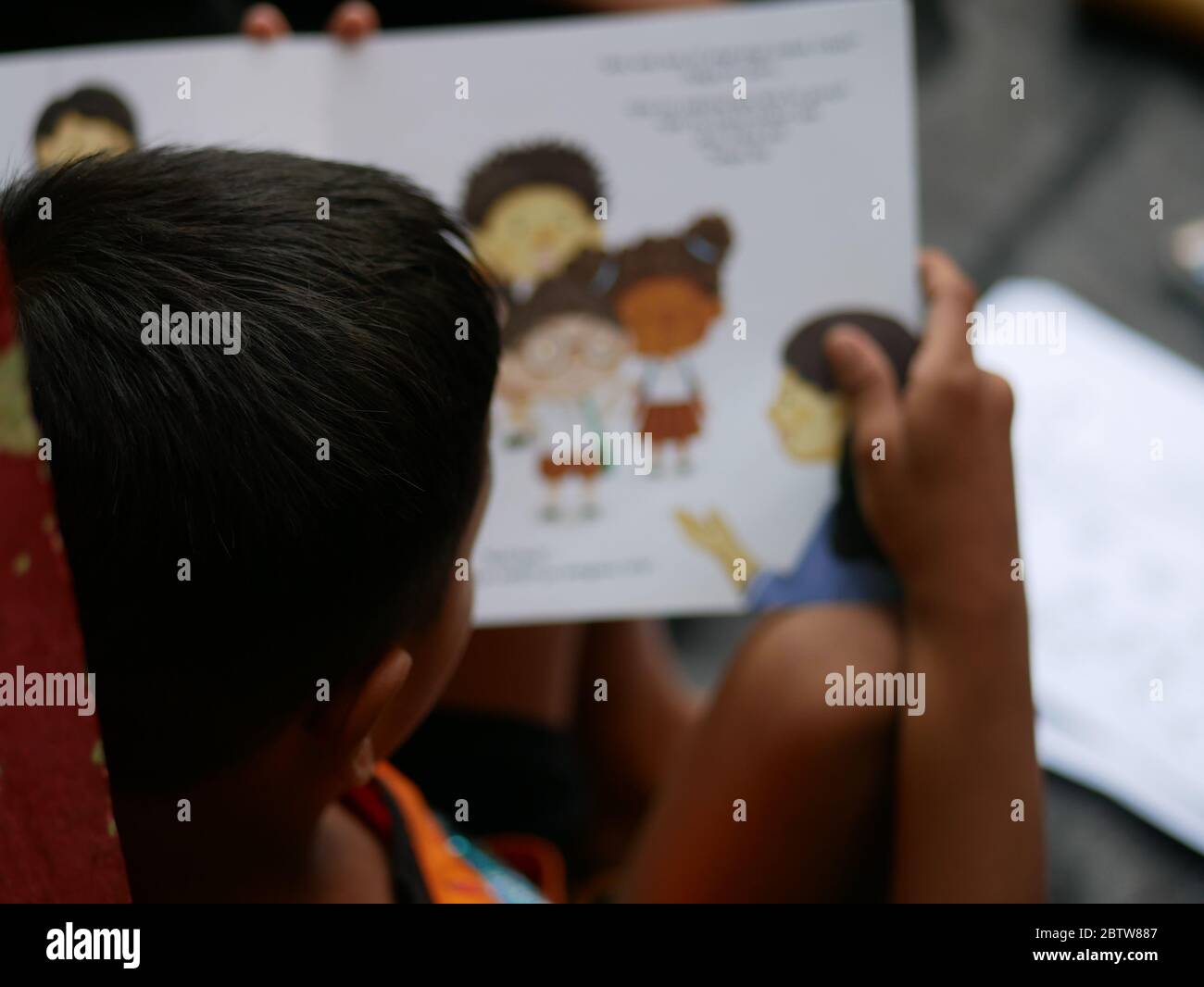 27. Jan 2020 - Tarakan/Indonesien: Feuern Sie Flüchtlingskinder, die am Nachmittag in Tarakan, Indonesien, Bücher lesen lernen. Eine Serie Stockfoto
