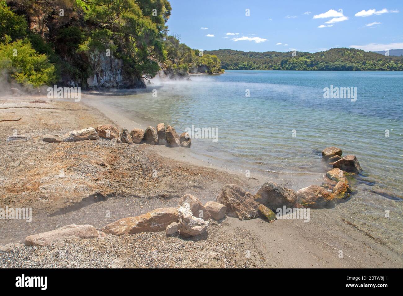 Hot Water Beach am See Tarawera Stockfoto