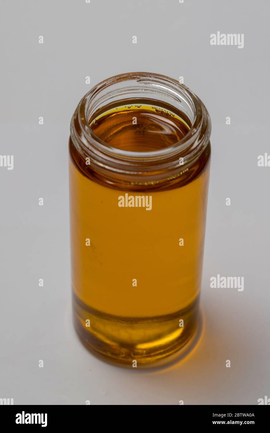 Senf Öl auf eine Flasche auf weißem Hintergrund Stockfoto