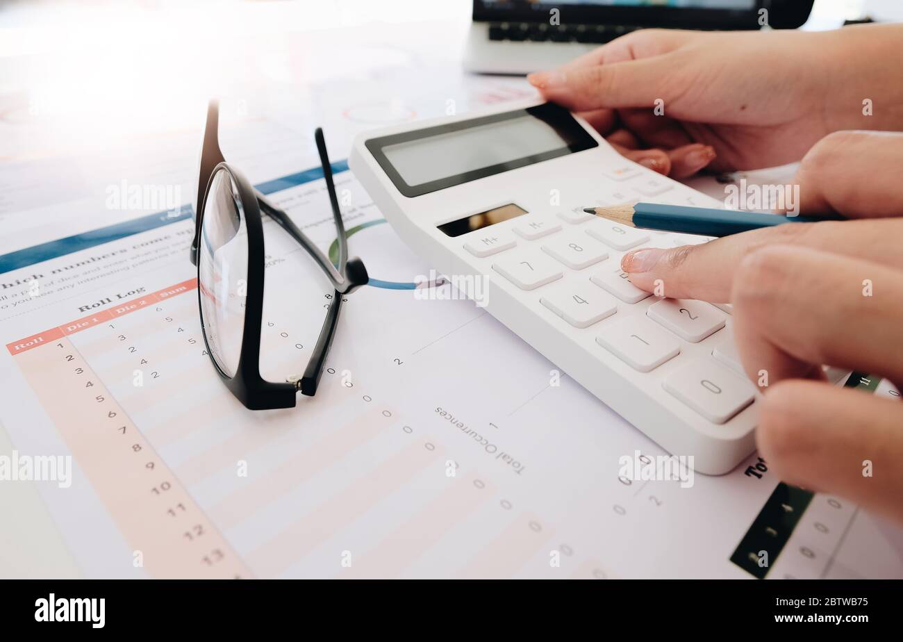 Close up Business Frau mit Rechner und Laptop für tun Mathematik Finanzen Stockfoto