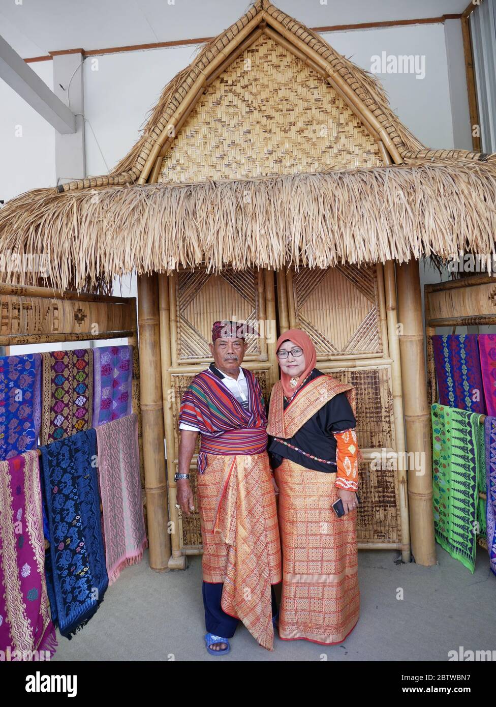 28. Juli 2018 - Lombok/Indonesien: Mann und Frau benutzten traditionelle Sasak-Kleidung im Dorf Sukarara, Lombok Indonesien Stockfoto