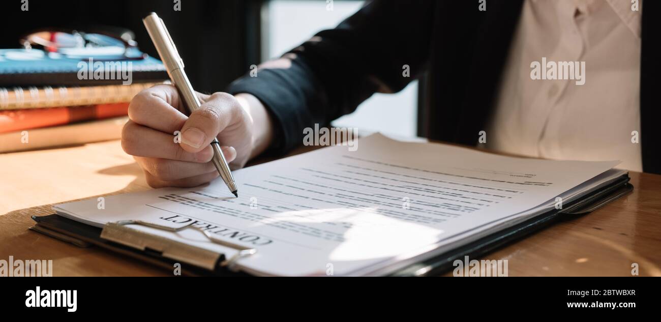 Immobilienmakler unterzeichnen einen Vertrag dokumentiert Vereinbarung mit dem Kunden, um den Vertrag zu unterzeichnen Stockfoto