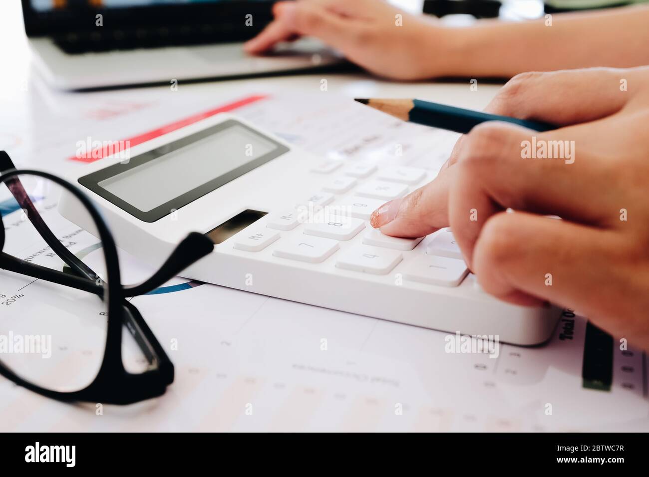 Close up Business Frau mit Rechner und Laptop für tun Mathematik Finanzen Stockfoto