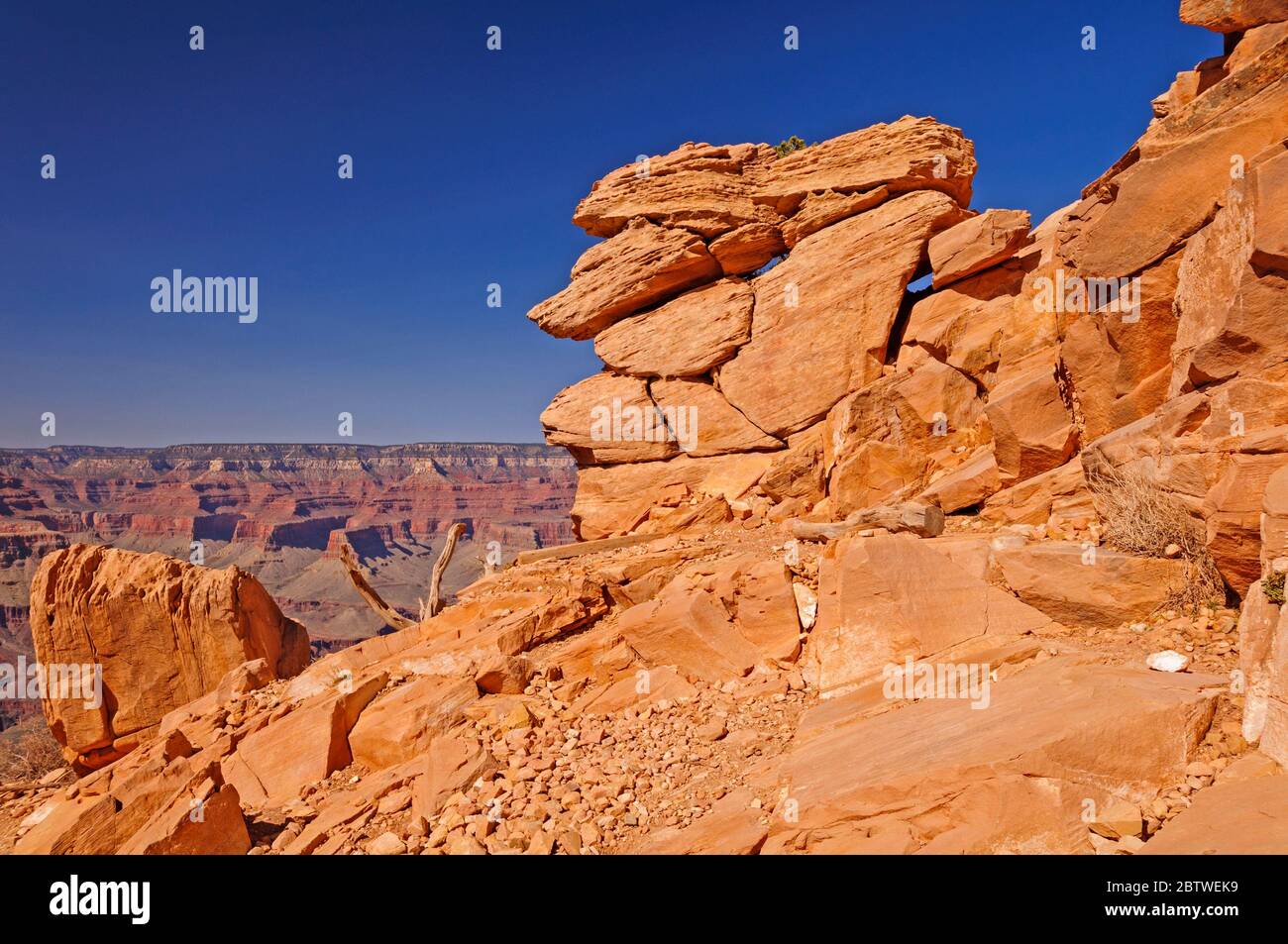 Prekäre Felsformation entlang des South Kaibab Trail im Grand Canyon Stockfoto