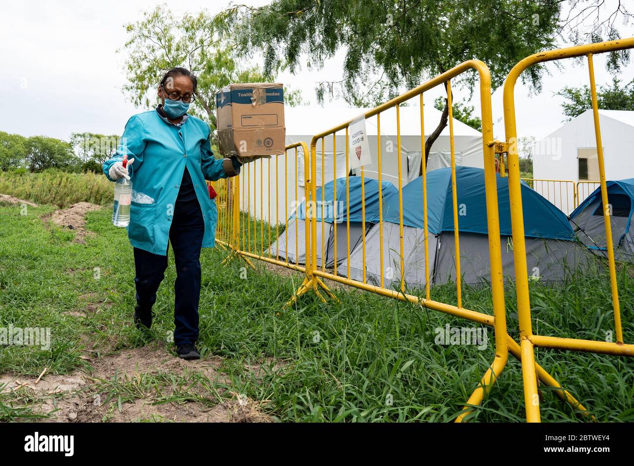 Matamoros, Mexiko. 26. Mai 2020. Ein Regierungsangestellter kehrt aus dem Isolationsgebiet zurück und trägt einen Test eines mutmaßlichen CV19-Patienten. Quelle: Lexie Harrison-Cripps/Alamy Live News Stockfoto
