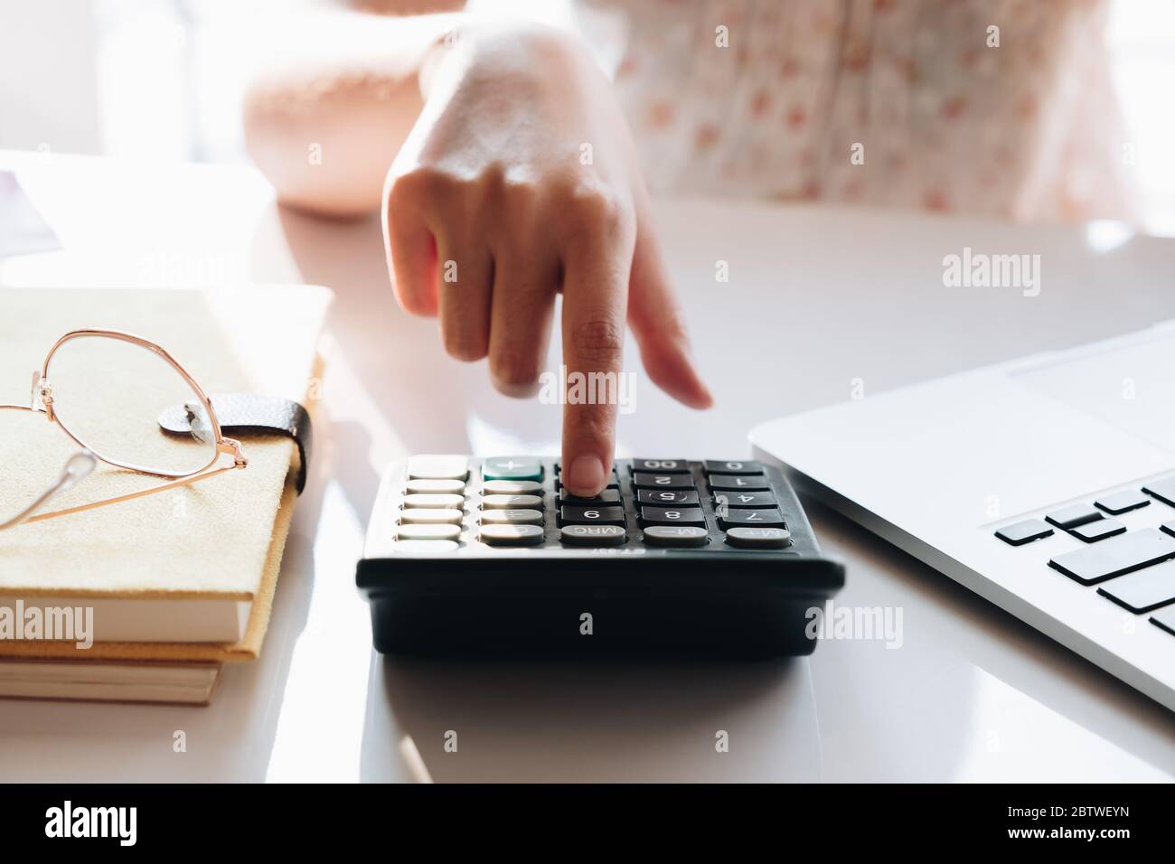 Close up Geschäftsfrau mit Rechner und Laptop für tun Mathematik Finanzen auf Holzschreibtisch im Büro Stockfoto