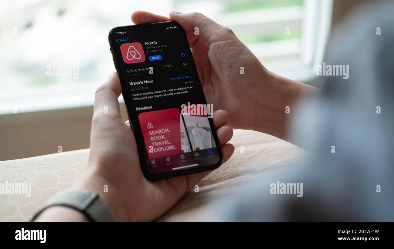 CHIANG MAI, THAILAND - APR 18, 2020 : die App für den Peer-to-Peer Online-Marktplatz und das Gastfamilien-Netzwerk, Stockfoto