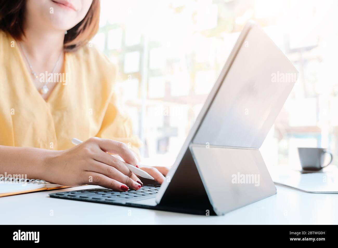 Frau, die einen intelligenten Tablet-Computer für die Buchhaltung oder Finanzanalyse verwendet Stockfoto