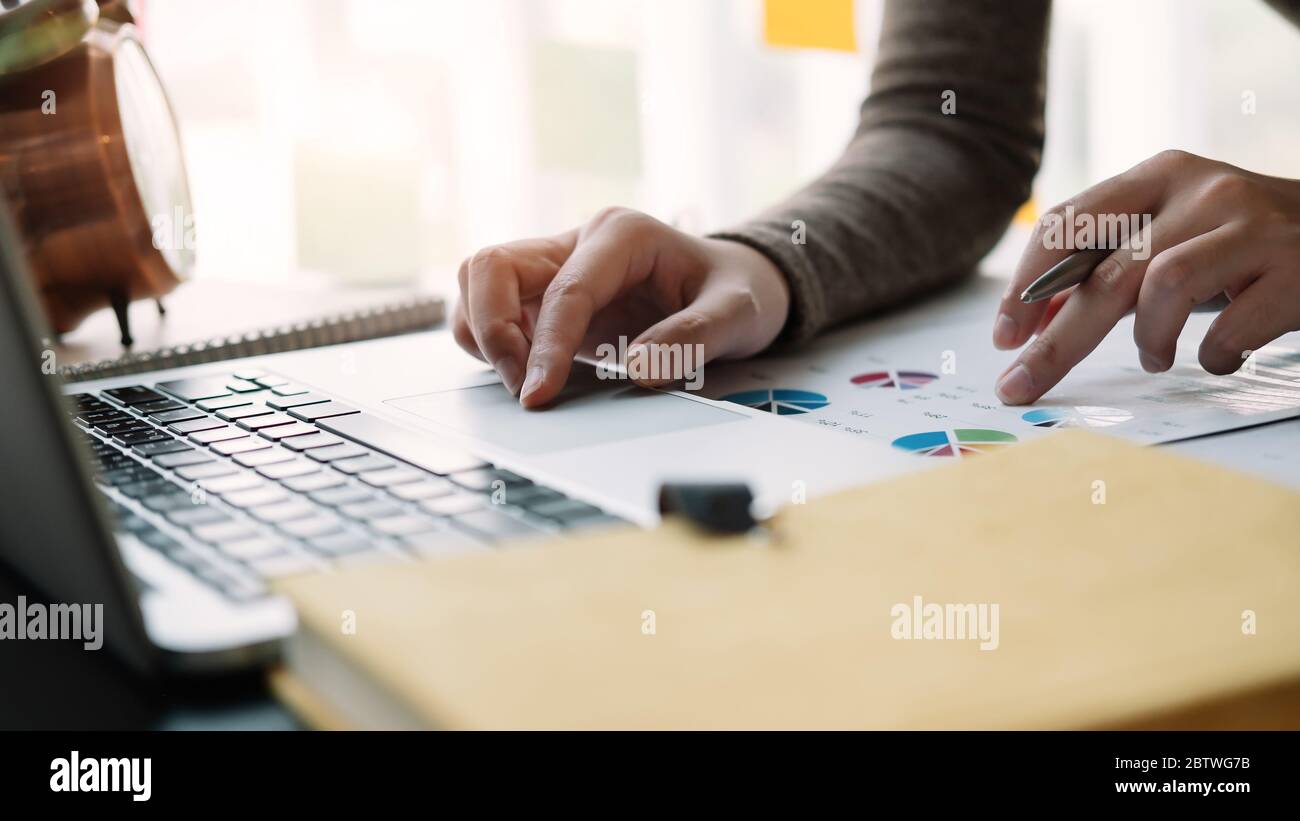 Geschäftsfrau, die in der Finanz-und Rechnungswesen analysieren Finanzbudget zu Hause , Stockfoto