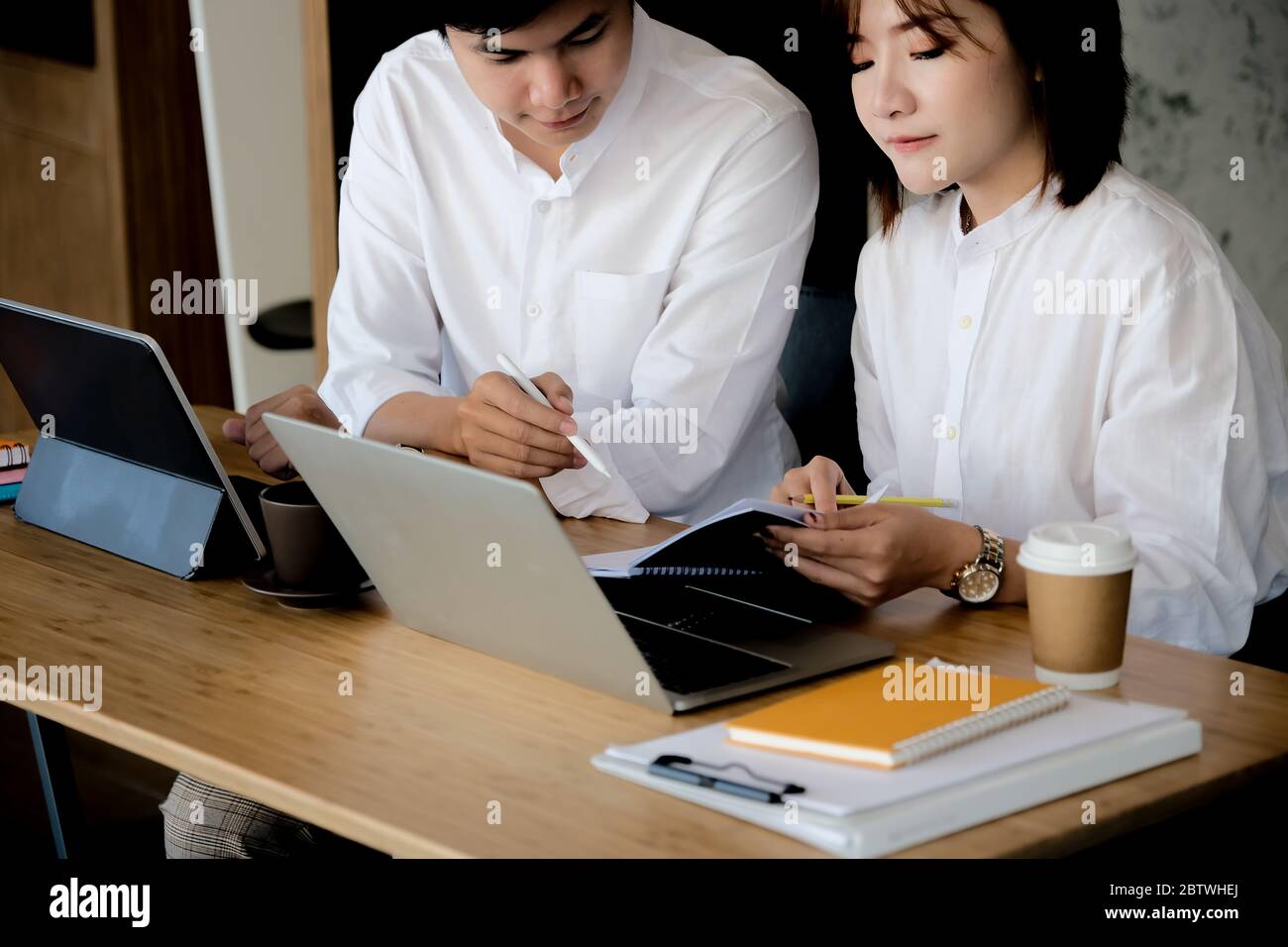 Brainstorming und Besprechung des Finanzberichts durch das Geschäftsteam mit einem Laptop. Stockfoto
