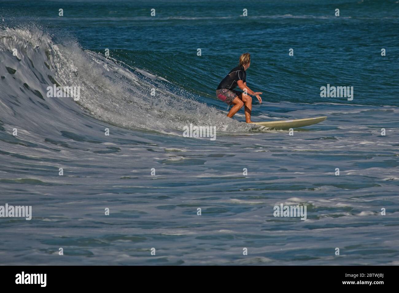 Surfer Fang eine Welle Stockfoto