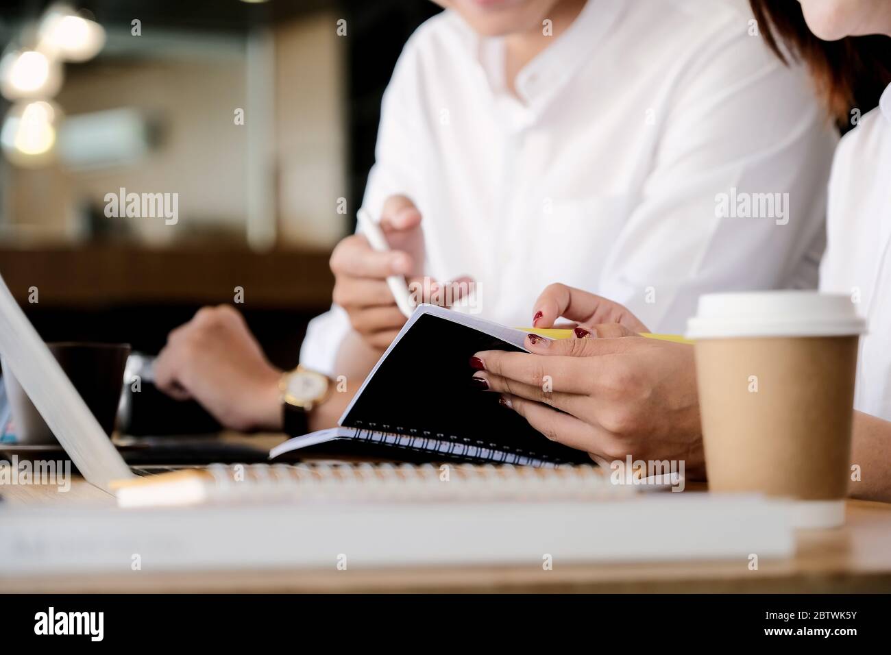 Brainstorming und Besprechung des Finanzberichts durch das Geschäftsteam mit einem Laptop. Teamwork Meeting Arbeitskonzept Stockfoto