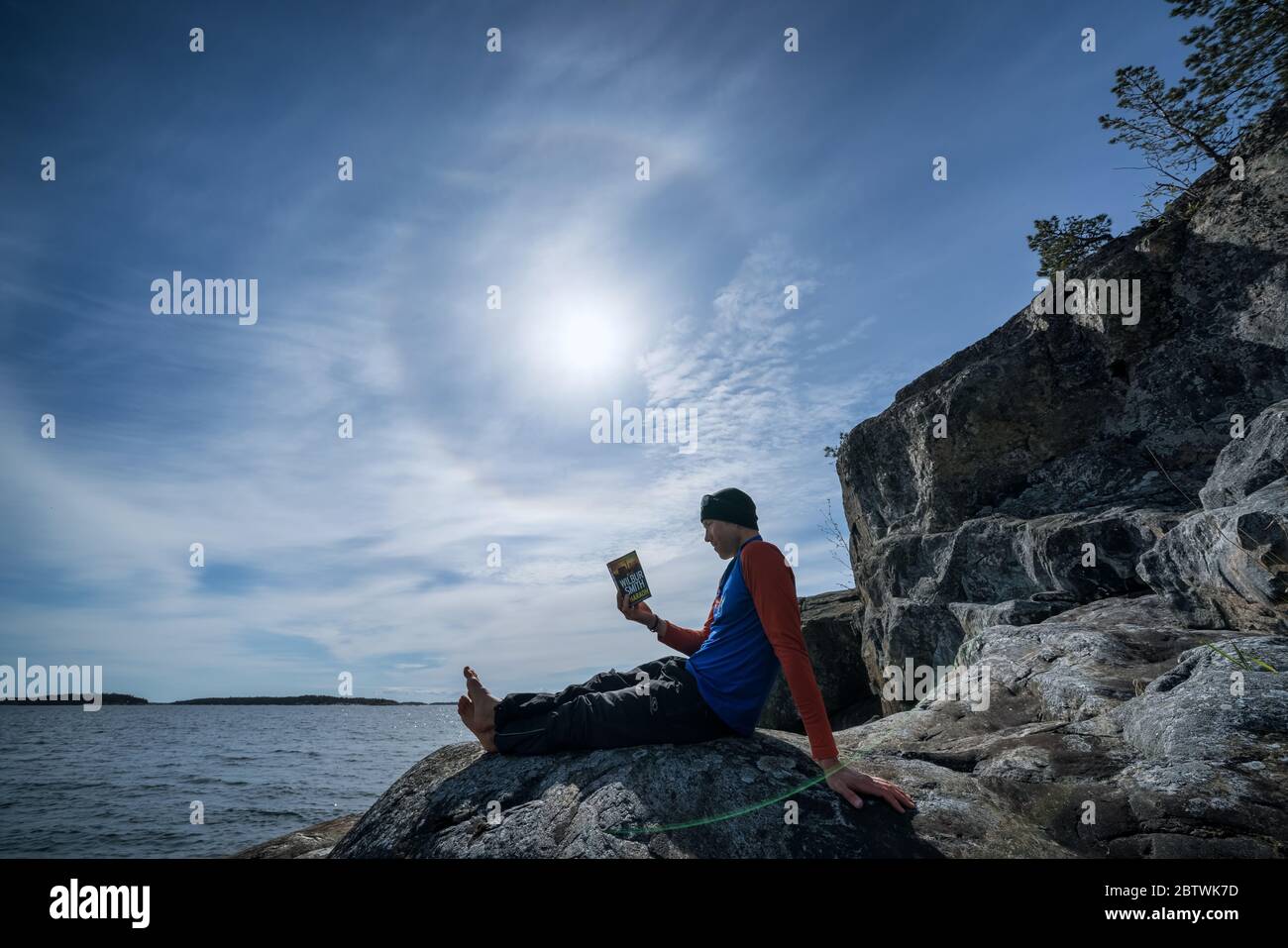 Lesung eines Buches an der Ostsee auf der Insel Modermagan, Raasepori, Finnland Stockfoto