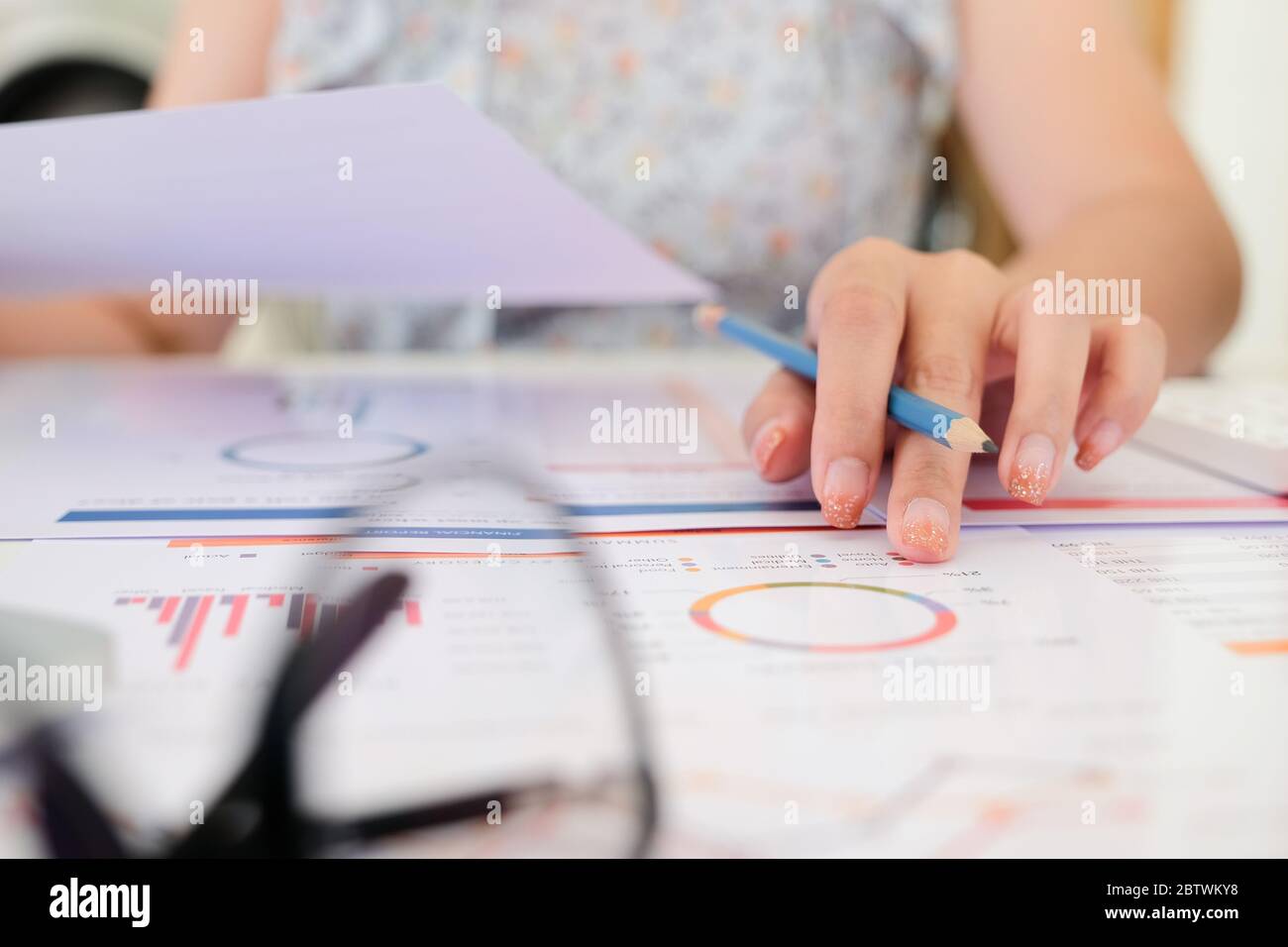 Nahaufnahme des Buchhalters Hand halten Stift arbeiten auf Rechner Stockfoto