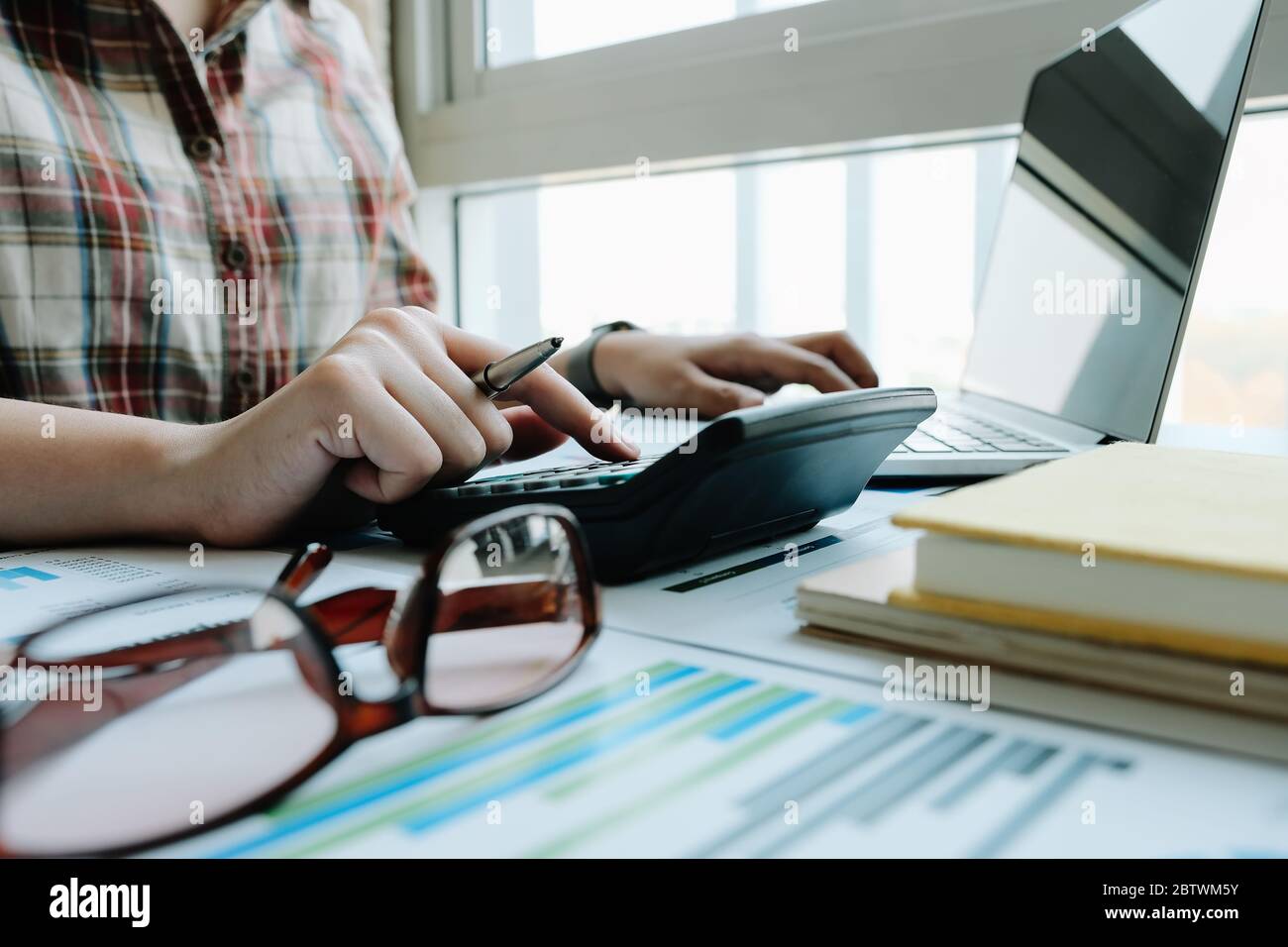 Geschäftsfrau, die in der Finanz-und Rechnungswesen analysieren Finanzbudget im Büro Stockfoto