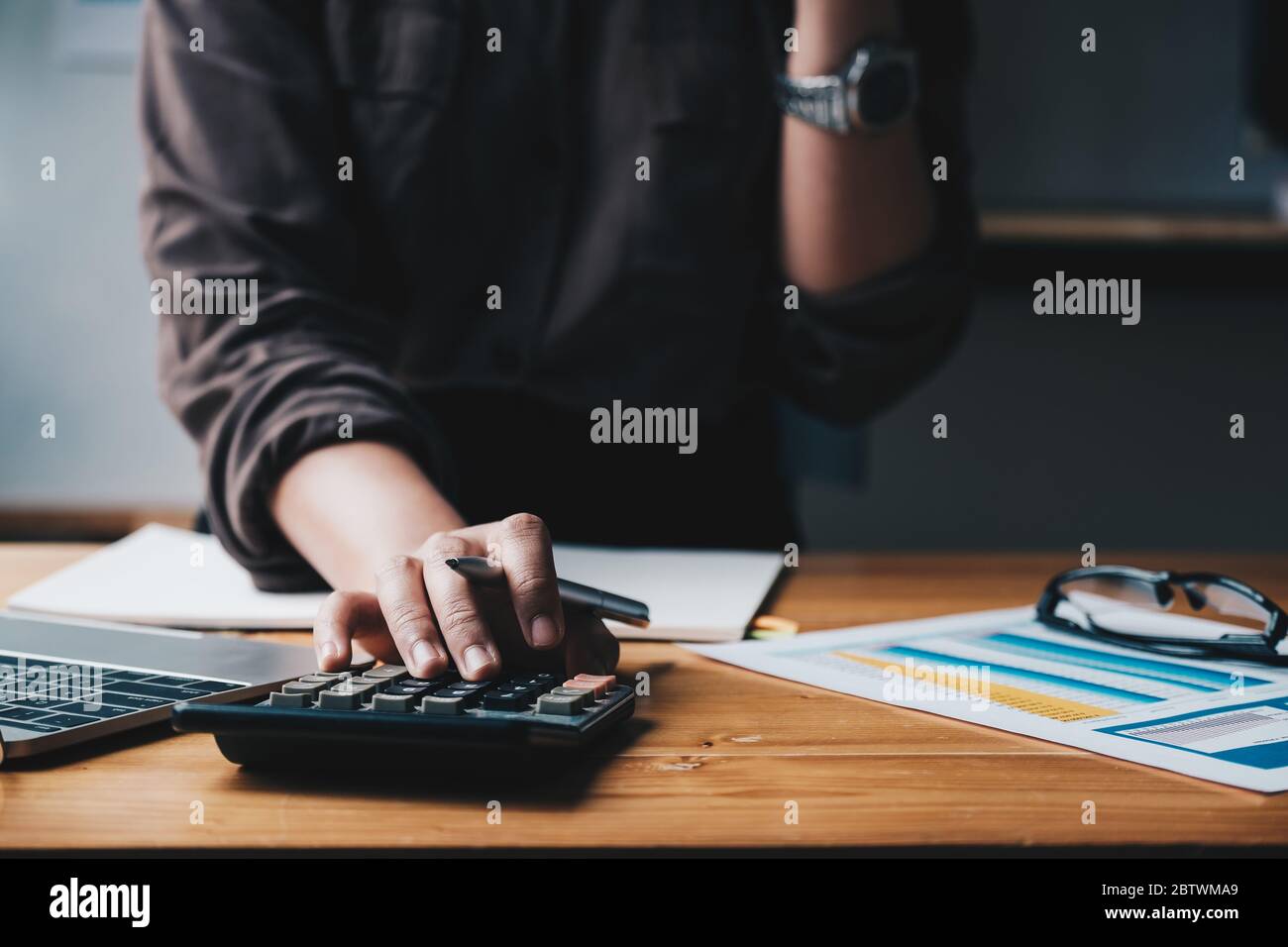 Geschäftsfrau Unternehmer mit einem Rechner mit einem Stift in der Hand, Stockfoto