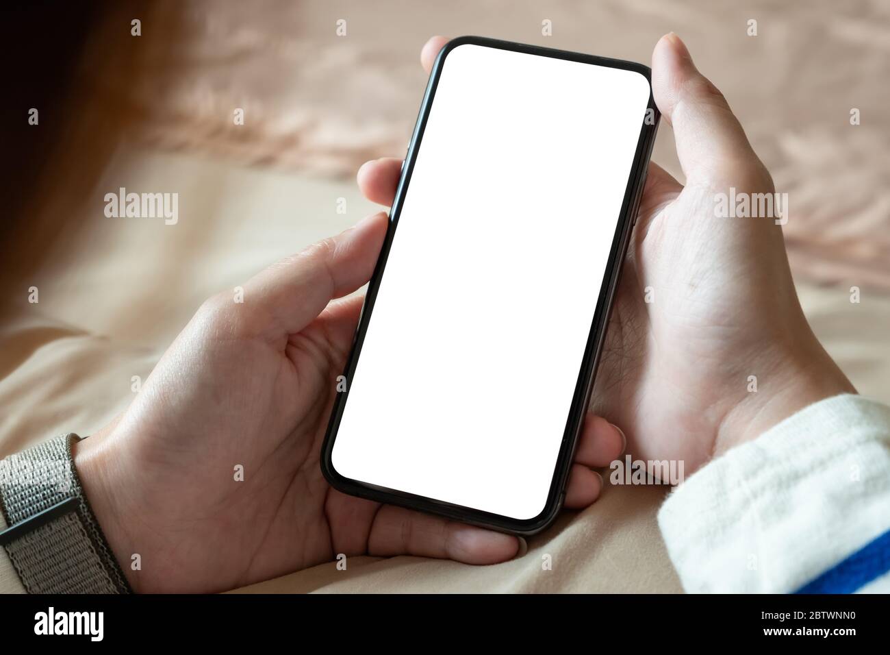 Cropped Shot von professionellen Frau mit leerem Bildschirm Smartphone im Schlafzimmer zu Hause Stockfoto