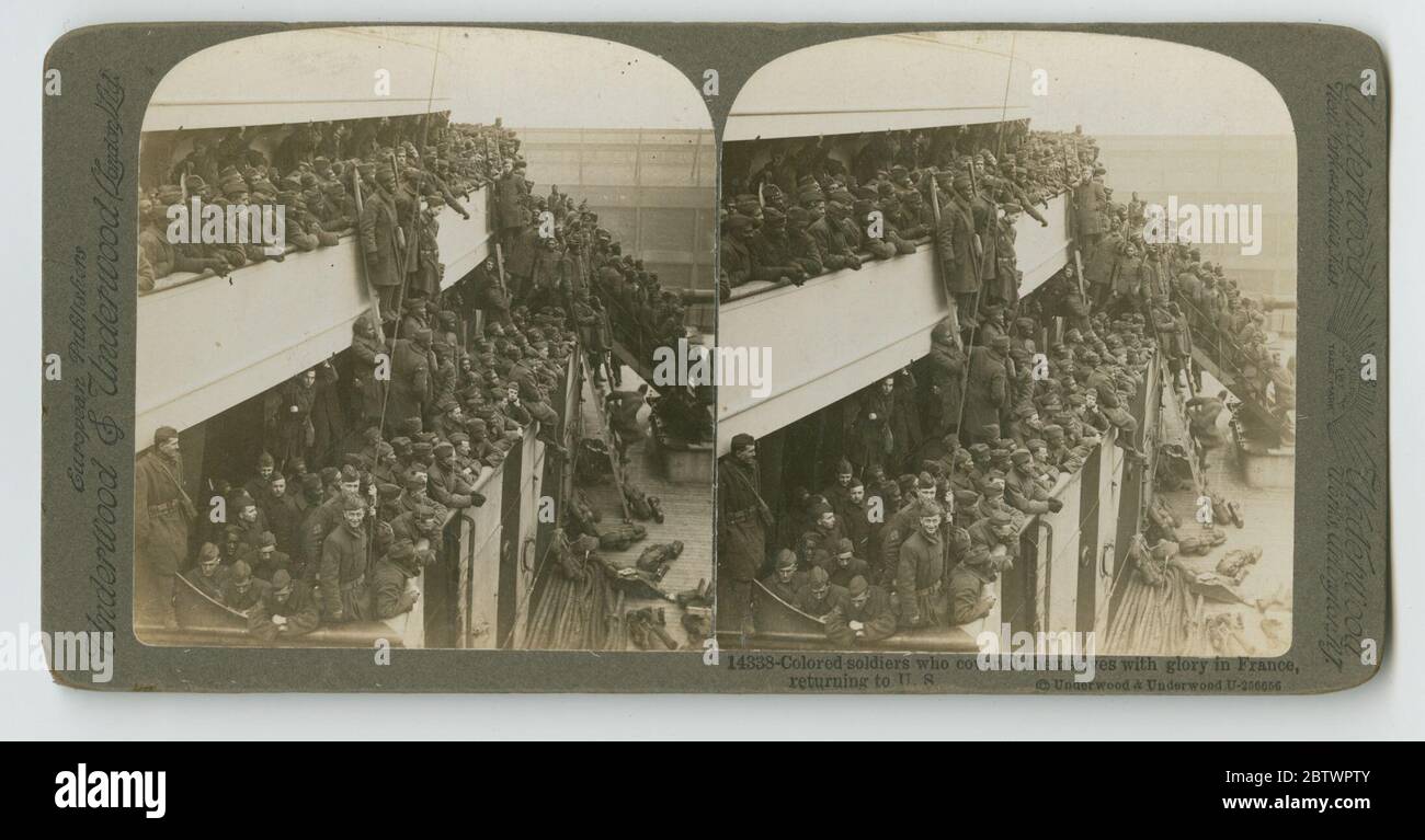 Farbige Soldaten, die sich in Frankreich mit Ruhm bedeckt haben, die nach USA zurückkehren. Ein undated Sterograph einer Szene des 1. Weltkrieges mit dem Titel: 'Farbige Soldaten, die sich in Frankreich mit Ruhm bedeckten, Rückkehr in die USA' Nr. 14338, herausgegeben von Underwood & Underwood. Das Bild ist von einem mehrstufigen Schiffsdeck, das mit Soldaten in Uniform überfüllt ist. Stockfoto