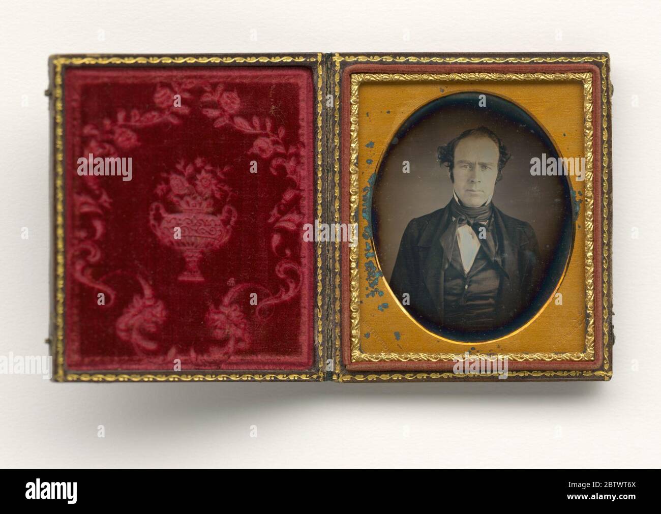 Daguerreotyp eines Mannes, aufgenommen von Augustus Washington. Ein Schwarz-Weiß-Foto eines unbekannten Mannes, der eine Jacke, Weste und Krawatte trägt. Der sechste Teller Daguerreotypie ist in einem Holz-Leder-Etui mit Samtfutter gehalten und sitzt unter einer Matte mit einer Briefmarke Aufschrift [WASHINGTON] unten links. Stockfoto