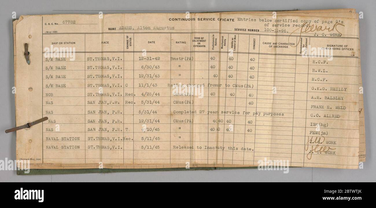 Kontinuierliche Service-Aufzeichnungen für Alton Augustus Adams Sr. EIN dreifaliges Booklet, das Alton Augustus Adams Continuous Service Records von 1917-1945 enthält. Das Notizbuch hat fünf Innenseiten, die in cremeweiß und in schwarz gehalten sind. Die Seiten sind durch betitelte Spalten am oberen Rand unterteilt, mit fill-in-the-blank Quadrate unten. Stockfoto