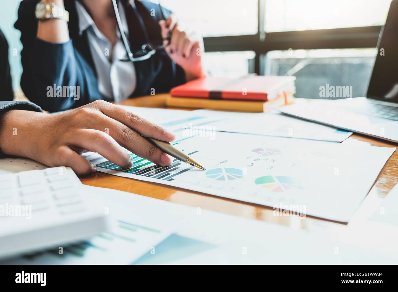 Geschäftsleute treffen sich, um die Situation auf dem Markt zu diskutieren. Business Financial Concept Stockfoto